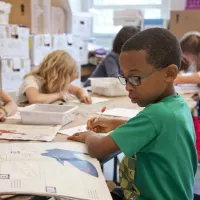 Enfants dans une classe à l'école ©Photo by CDC on Unsplash