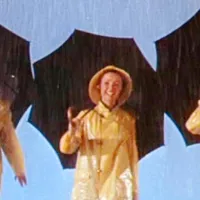 Wikimédia Commons - "Chantons sous la pluie", de gauche à droite, Gene Kelly, Debbie Reynolds et Donald O'Connor.