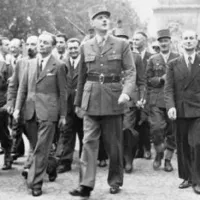 Wikimédia Commons - Charles de Gaulle défilant sur les Champs-Élysées après la libération de Paris en août 1944