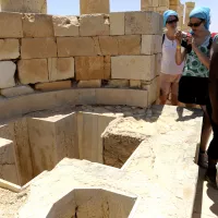 22 juillet 2009 : Groupe de pèlerins devant le baptistère de l'égl. Saint Theodore (VIe siècle) à Avdat, une ville nabatéenne dans le desert du Neguev, lors du pèlerinage "Aux Sources Terre Sainte 2009", Israël, Moyen Orient ©P.RAZZO/CIRIC