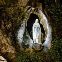 La Vierge Marie à Lourdes - Guillaume POLI/CIRIC