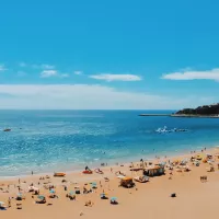 Touristes sur une plage au Portugal ©Photo by Dahee Son on Unsplash