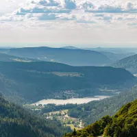 Vue sur le lac de Retournemer (Xonrupt-Longemer) depuis la route des crêtes dans les Vosges ©Photo d'Émilien Muller (Unsplash). 