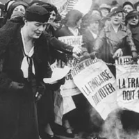 wikimédia commons - Louise Weiss (premier plan) et ses suffragettes