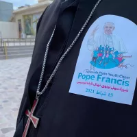 Un prêtre de Qaraqosh attend l'arrivée du pape François. Crédit: Etienne Pépin