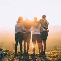 Famille devant un coucher de soleil ©Photo by Helena Lopes on Unsplash