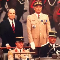 Wikimédia Commons - Le président François Mitterrand et le gouverneur militaire de Paris Hervé Navereau lors du 14 juillet 1989