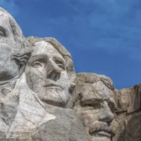 Stephen Walker / Unsplash - Le mont Rushmore, sculpture monumentale des présidents George Washington, Thomas Jefferson, Theodore Roosevelt et Abraham Lincoln, réalisée entre 1927 et 1941, Dakota du Sud, États-Unis