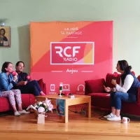 2021 RCF Anjou - Faustine Caron et Xavier Bureau, membres de la Communauté de l'Emmanuel avec Marie Agoyer lors de l'enregistrement de l'émission au Centre St Jean à Angers le 29 juin 2021