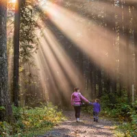 Maman et sa fille en forêt ©Photo by James Wheeler on Unsplash