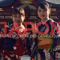 Thierry Lyonnet / RCF - Deux jeunes japonaises devant un temple shintō, Hokk, Japon