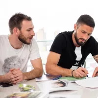 Magazine Jésus - Le pasteur Joël Thibault (à gauche) accompagne spirituellement Olivier Giroud depuis 2016
