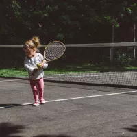 Jeune enfant jouant au tennis ©Photo by Kelly Sikkema on Unsplash