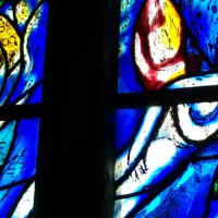 Wikimédia commons - Vitrail de Chagall dans l'église de Tudeley (Kent, Angleterre)
