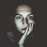 Photo by Niklas Hamann on Unsplash - Le phénomène des fake news est amplifié par la puissance et la vitesse des réseaux sociaux