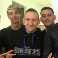 Le Père Philippe entouré de jeunes