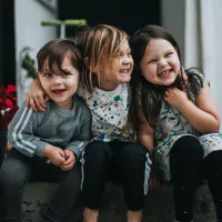 Trois jeunes enfants rigolant ©Photo by Nathan Dumlao on Unsplash