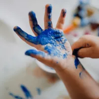 Main d'enfant pleine de peinture ©Photo by Phil Hearing on Unsplash