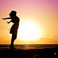 Femme devant un coucher de soleil ©Image par Jill Wellington de Pixabay