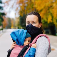 Femme portant un masque avec son bébé ©Image par marcinjozwiak de Pixabay 