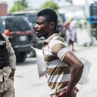 Acheminement de nourriture : un homme a reçu un sac de riz - Les Cayes, Haïti, le 20/08/2021 ©Reginald LOUISSAINT JR / AFP