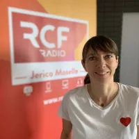 Alicia Hiblot dans les studios de RCF à Metz