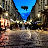 La rue Stanislas de nuit, dans laquelle s'est installé le Cyra. ©Photo Pauline Harré, RCF