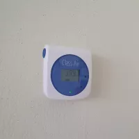 Ce capteur de dioxyde de carbone permet d'optimiser l'aération des salles de classe et de la crèche © Ville de Villedieu sur Indre.