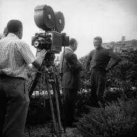 ©  Wiki Commons. Alfred Hitchcock et Cary Grant en 1955 sur le tournage de "La main au collet".