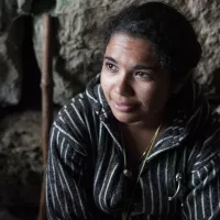 Jeune femme lors d'un Goum, une marche au pas de la méditation, dans un esprit de pauvreté (2016) ©Martin VARRET/CIRIC