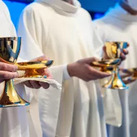 15 novembre 2020 : Eucharistie, prêtres tenant chacun à la main un calice et une coupelle contenant les hosties. Italie © M.MIGLIORATO/CPP/CIRIC