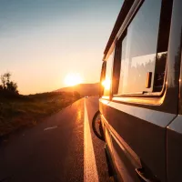 Coucher de soleil vu depuis un camping-car. ©Tobias Weinhold (Unsplash)