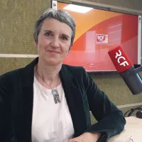 Fabienne Grébert, dans les studios de RCF à Annecy. ©Victorien Duchet - RCF Haute-Savoie