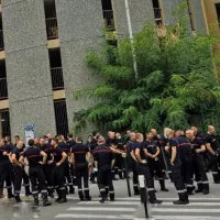 Les sapeurs-pompiers de Nice manifestent devant le Préfecture 