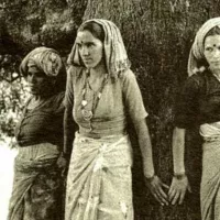 Femmes indiennes du mouvement Chipko protégeant un arbres. Crédit Wikicomons