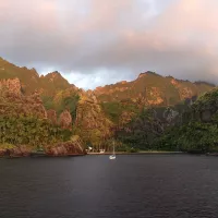 La baie de Hanavave à Fatu Iva, îles Marquises - Wikimédia commons