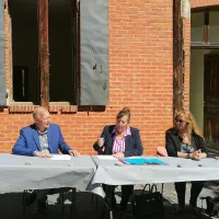 Bernard Devoucoux, maire de Brout-Vernet et Véronique Beuve, sous-préfete de Vichy signent la convention "Petites villes de demain" aux côtés de Martine Deschamps, vice-présidente de la Communauté de communes St Pourçain Sioule Limagne.