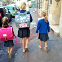 Les élèves de l'école Bx Abbé Fouque, bien reconnaissables avec leurs uniformes bleu et gris. DR