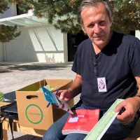 Gérard Clavé, membre d'RESF, récolte des fournitures scolaires à Cenon jusqu'à ce mardi 7 septembre au soir.