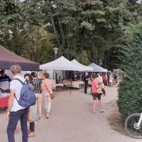 ©RCF Jura - 2021 - Le marché « Saveurs bio et savoir-faire locaux » se tient chaque jeudi de 16h à 19h30 au cours Saint-Mauris à Dole