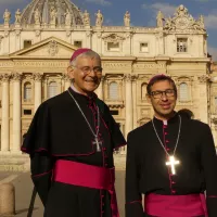 Mgr Roland (à gauche) sur la place St Pierre avec Mgr Noblot