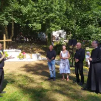 ©Isabelle Renaut - 2021 - Les deux chapelains de Lourdes aux côtés de Régine Racine et Robert Godéreaux écoutent l'évêque du diocèse de Saint-Claude Mgr Garin
