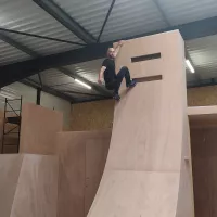 Dans sa salle de parkour, Thomas Dudoué a construit un mur de 4,50 mètres, hommage à l'émission "Ninja Warrior", dont il a été finaliste trois fois. ©RCF Anjou