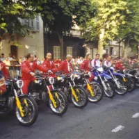 l'équipe spéciale d'acrobaties motocyclistes de la Préfecture de Police de Paris en août 2004 lors de la fête patronale de la Saint-Julien