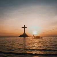 Croix dans l'Océan ©Pexels, Ryan Delfin