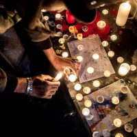 13 novembre 2016 : Bougies déposées place de la République à Paris, en hommage aux victimes des attentats terroristes du 13 novembre 2015. Paris (75), France © Michael BUNEL/CIRIC
