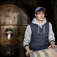 Emile Coddens, vigneron chez Plou et fils à Amboise, vient de faire paraître son premier livre : "Le vin, ça se partage"