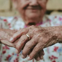 Unsplash - Chaque année 800 000 français sont atteints par la maladie d'Alzheimer