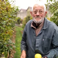 Bernard Coulon sauve des centaines de variétés de pommes dans son verger d'Alençon @RCF Orne