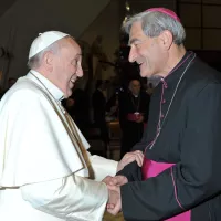 Monseigneur Christophe Dufour avec le Pape François. DR